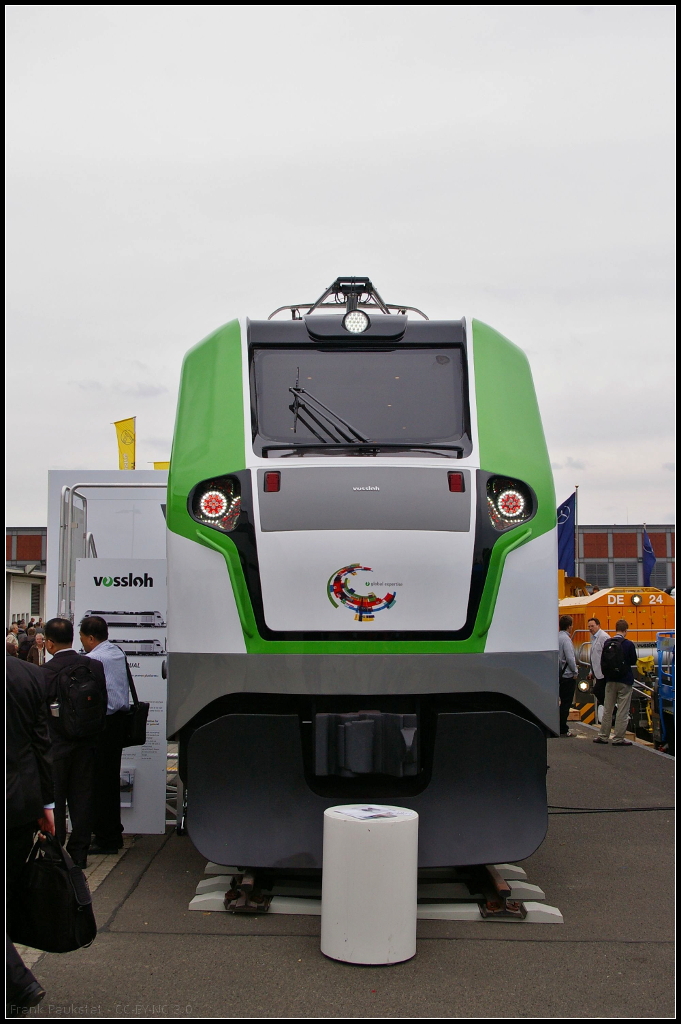 Mockup der Vossloh EURO Dual auf der InnoTrans 2014 in Berlin. Bei dem Loktyp handelt es sich um eine Dual-Mode-Lok mit Elektro- und Dieselmotor. Die EURO Dual basiert auf den beiden Familien EURO 4000 und EUROLight.

Webseite Hersteller (deutsch): http://www.vossloh-innotrans.com/cms/de/produkthighlights/diesellokomotiven/dual_mode_lokomotiven/dual_mode_lokomotiven_1.html