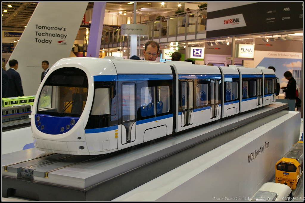 Model of 100% Low-floor Tram for Turkey.

Für die türkische Stadt Samsun sind diese Niederflur-Tram des chinesischen Herstellers CNR Tangshan Railway Vehicles gedacht. Sie haben eine Einstiegshöhe von 350 mm, sind 42 m lang, 3.5 m hoch und 2.65 m Hoch. Die Höchstgeschwindigkeit liegt bei 70 km/h (760V DC). Ausgestellt war das Modell am Messestand von CNR auf der InnoTrans 2014 in Berlin.

