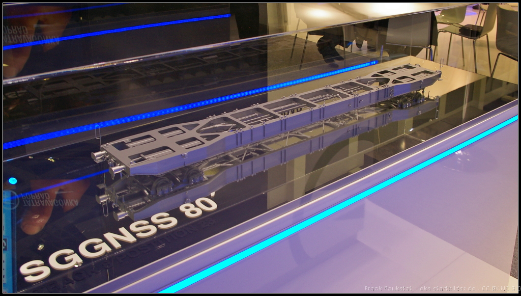 Model of 80 feet Class Sggnss.

Am Messestand von Tatravagonka Poprad war das Modell des 80 Fuß langen Drehgestellflachwagen der Gattung Sggnss zu sehen. Ausgestellt war das Modell während der InnoTrans 2014 in Berlin.