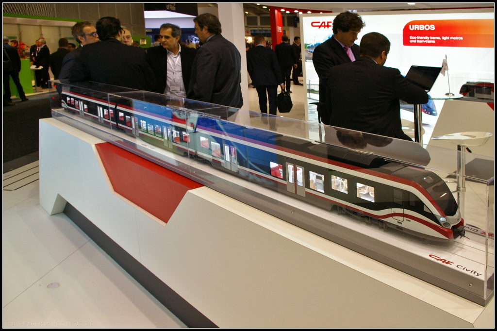 Model of CAF Civity for Spain.

Bei dem Civity handelt es sich um einen Niedrigflurzug der sowohl im Nah- wie im Regionalverkehr eingesetzt werden kann. Für den Zug stehen fühnf Antriebsarten zur Verfügung: Elektrisch, Dieselhydraulisch, Dieselmechanisch, Dieselelektrisch, Dual. Damit können die Betreiber den Zug ihren Anforderungen entsprechend konfigurieren. Das Model des Civity war am Messestand von CAF auf der InnoTrans 2014 in Berlin zu sehen.

Daten: Geschwindigkeit 160 km/h, Motoren mind. 4, Leistung bis 2880 kW, Gewicht 100 t (dreitelig), Fahrgäste 1044 (achtteilig), Breite 2.88 m, Höhe 4.30 m, Bodenhöhe 600 mm (mind.).

Webseite Hersteller (deutsch): http://www.caf.es/de/productos-servicios/familia/civity/index.php
