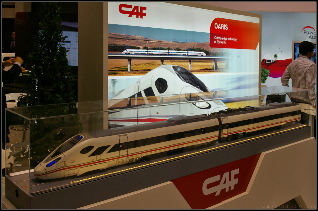 Model of CAF high speed train Oaris for Spain.

Vom Hochgeschwindigkeitszug Oaris des spanischen Herstellers CAF gibt es bis jetzt nur einen Prototypen, der seit 2011 erprobt wird. Im normalen Bahnbetrieb soll der Zug eine Geschwindigkeit von 320 km/h erreichen. Mit dem Oaris beteiligt sich die CAF an Ausschreibungen in Brasilien und in den USA.

Daten: Spurweite 1435 mm / 1668 mm (Iberische Halbinsel), Länge 202.24 m, Gewicht 224 t (vierteilig), Fahrmotoren 16.

Webseite Hersteller (deutsch): http://www.caf.es/de/productos-servicios/familia/oaris/index.php

