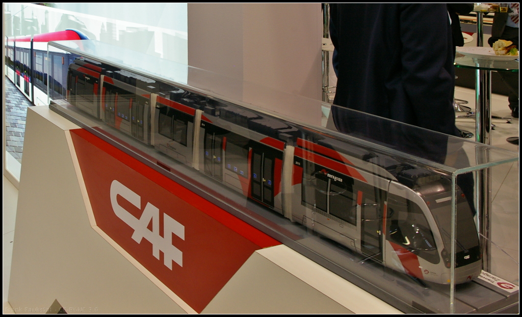 Model of CAF Urbos 3 for many Countrys.

Für 18 verschiedene Betreiber aus verschiedenen Ländern wird der Urbos 3 gebaut (u.a. auch für Freiburg im Breisgau). Dieses Fahrzeug bietet die Möglichkeit auch als Akku-Triebwagen ohne Oberleitung fahren zu können. Dazu werden an jeder Haltestelle die Ultracaps geladen um dann zur nächsten Haltestelle fahren zu können. In der normalen Auslieferungsvariante wird mit Oberleitung 750V DC gefahren.

Daten: Niederflurfahrzeug, Spurbreite 1000 mm / 1435 mm, Breite 2.3 m bis 2.65 m, Länge 18 m bis 43 m, Betrieb für Ein- oder Zweirichtung.

Webseite Hersteller (deutsch): http://www.caf.es/de/productos-servicios/familia/urbos/index.php
