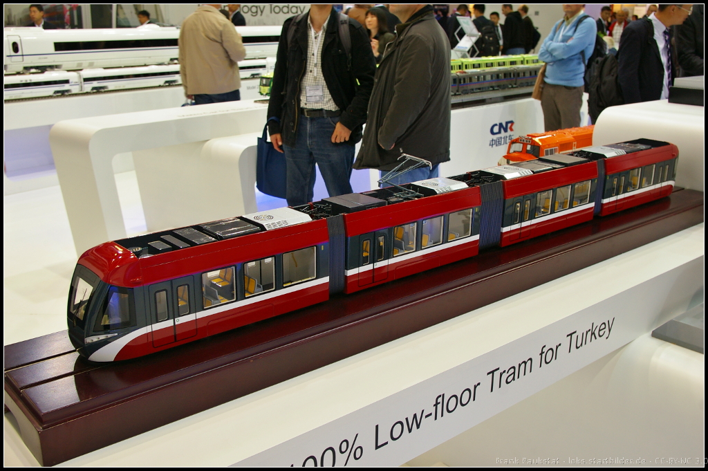 Model of CNR 100% Low-floor Tram for Turkey.

2013 wurde die erste von fünf Niederflur-Tram des chinesischen Herstellers China Northern Rolling Stock Corporation (CNR) an die türkische Stadt Samsun ausgeliefert. Ausgestellt war das Modell auf dem Hallenstand von CNR auf der InnoTrans 2014 in Berlin.

Daten: Länge 40 m, Breite 2.65 m, Einstiegshöhe 40 cm, Plätze insgesamt 453, Kurvenradius 19 m, Spannung 750V DC.