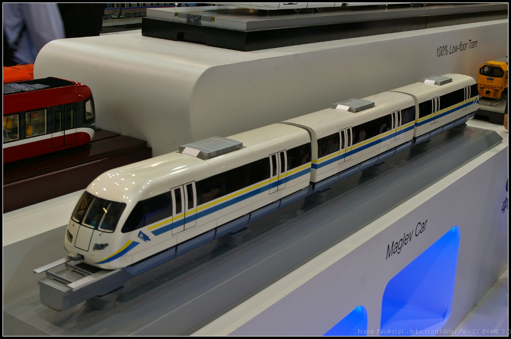 Model of CNR Medium-low Speed Maglev Car.

Seit 2009 testet die CNR Tangshan Railway Vehicle Co Magnetschwebebahnen auf einer 1,5 km langen Strecke den Betrieb im mittleren und langsamen Geschwindigkeiten (bis 120 km/h). Das Modell war auf der InnoTrans 2014 am Stand der CNR ausgestellt.

Daten: Motoren 8 (linear), Magneten 32, Bremsen: Elektrisch und Mechanisch.

Weitere Daten (english): http://en.chinacnr.com/394-980-10646.aspx
