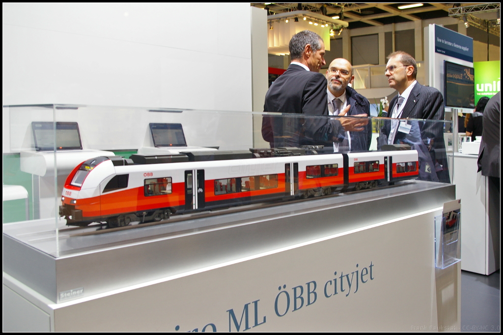 Model of Desiro ML ÖBB cityjet.

Die Züge vom Typ Desioro ML cityjet für die ÖBB sollen bis 2015 die alten Garnituren der Baureihe 4020 und die  Schlierenzüge  der CRD ersetzen. Bisher wurden 3-teilige Züge in S-Bahn-Version (Baureihe 4746) und Regionalbahnversion (Baureihe 4744) bestellt. Das Modell war während der InnoTrans 2014 in Berlin am Messestand von Siemens zu sehen.

ÖBB Portal (english): http://www.oebb.at/en/Services/New_for_you/Desiro_ML/index.jsp
