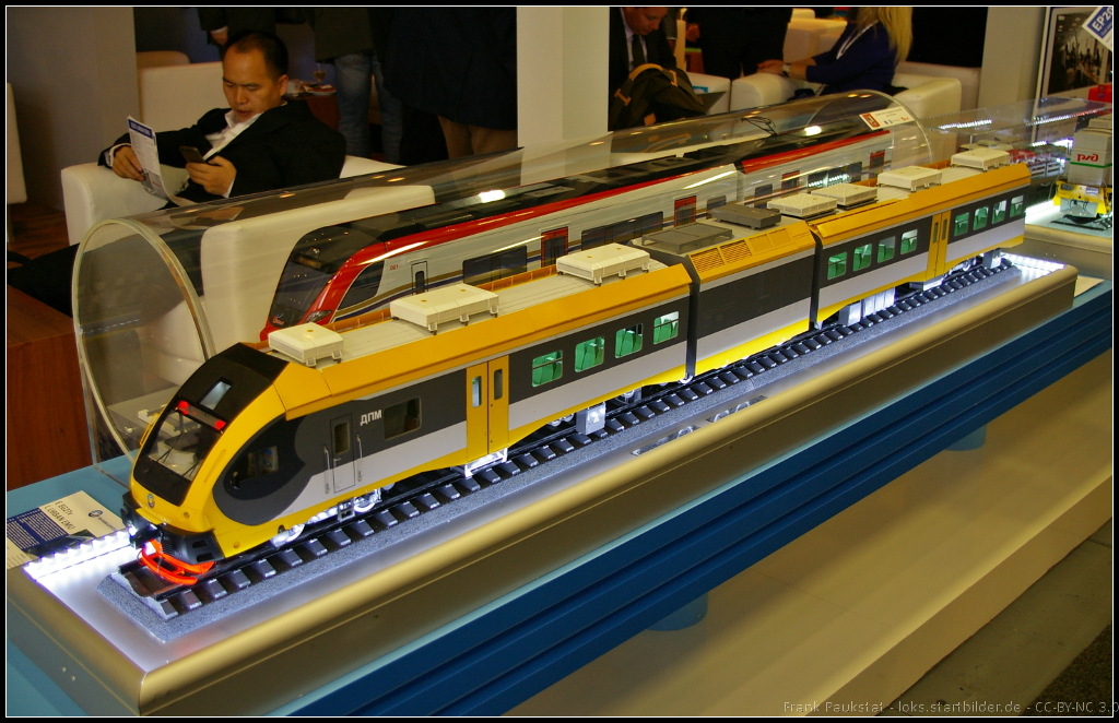 Model of Diesel Multipie Unit DPM for Russia.

Ähnlich wie bei dem deutschen GTW von Stadler verfügt auch der DPM über einen vierachsigen Motorwagen. Vorgestellt wurde der DMU im September 2013 auf der EXPO-1520 in Russland. Bei dem Triebzug handelt es sich um einen dreiteiligen Zug mit nur einem Führerstand für den Betrieb auf nicht elektrifizierten Strecken. Ausgestellt war das Modell am Stand der RZD während der InnoTrans 2014 in Berlin.