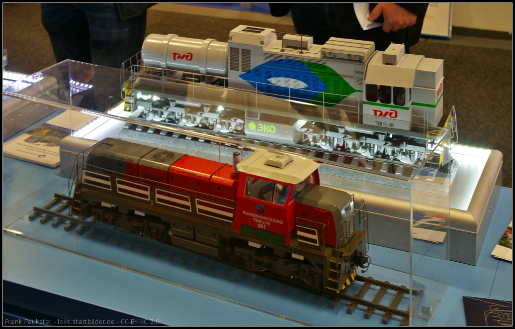 Model of Diesel shunting locomotive for Russia.

Die Baureihe TEM LTH des tschechischen Herstellers CZ LOKO wurde in Zusammenarbeit mit Transmashholding speziell für den schweren Rangierservice und für den Personenverkehr auf nationalen und regionalen Strecken mit einer Spurbreite von 1520 mm entwickelt. Das Modell war auf der InnoTrans 2014 in Berlin am Stand der RZD zu sehen. Dahinter sieht man das Modell der TEM19, einer Lok die mit LNG-Gas angetrieben wird.

Daten TEM LTH: Angetriebene Achsen 4, Geschwindigkeit 100 km/h, Motor CAT C27, Leistung 709 kW, Gewicht 92 t.

Webseite Hersteller (english): http://www.czloko.cz/en/locomotives/TEM-LTH
