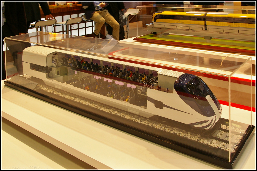 Model of Double-deck coach for SCRRA/SFRTA in USA.

Bei dem Doppeldeck-Zug handelt es sich um eine modernisierte Variante des im Jahr 2013 ausgelieferten Zugs. Neu ist unter anderem auch die Frontgebung. Das Modell war während der InnoTrans 2014 in Berlin am Hallenstand von Hyundai Rotem ausgestellt.

Daten: Wagen 161, Geschwindigkeit max 177 km/h, Spurbreite 1435 mm.

Webseite (english): https://www.hyundai-rotem.co.kr/Eng/Business/Rail/Business_Record_View.asp?brid=78
