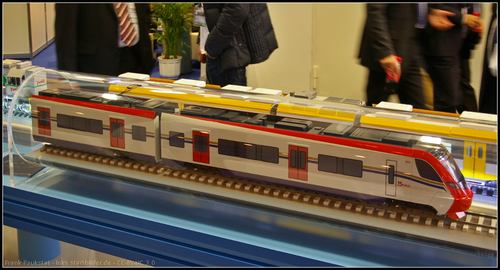 Model of EMU EG2Tv for Russia.

Bei der Serie EG2Tv handelt es sich um einen modularen elektrischen Triebzug, der für russische Wetterbedingungen konzipiert wurde. Der Zug kann je nach Ausstattung im Regional-, Fern- oder Shuttleverkehr eingesetzt werden. Das Modell stand während der InnoTrans 2014 am Stand der RZD ausgestellt.

Daten: Einheiten 4 bis 12 Wagen, Passagiere 1250 (7-Wagen-Zug), Platz für Rollstuhlfahrer, Geschwindigkeit 120 km/h bis 160 km/h je nach Ausstattung, Variante mit 250 km/h in Planung, Spannung 3 kV DC, Leistung 5.2 MW, Wagengewicht 19 t, Garantie 40 Jahre.
