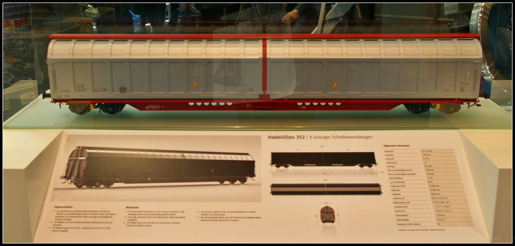 Model of Habbii(ll)ns 352 freight car.

Auf der InnoTrans 2014 in Berlin konnte man am Messestand der Astra Rail auch das Modell eines 4-achsigen Schiebewandwagen der Gattung Habbii(ll)ns 352 entdecken.
