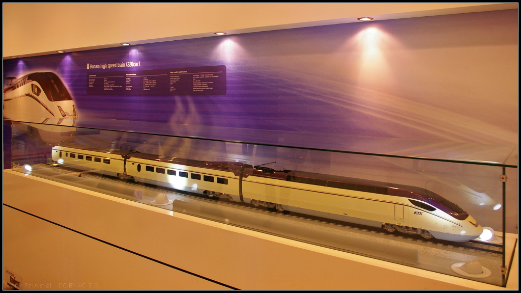 Model of High-speed train for Honan in South Korea.

Basierend auf dem KTX-Sancheon der KORAIL wurde für die Region Honan ein Hochgeschwindigkeitszug gebaut. Die letzten Züge sollen bis Ende 2016 an den Betreiber Suseo High Speed Rail Ltd ausgeliefert werden. Ausgestellt war das Modell des Zugs während der InnoTrans 2014 in Berlin am Stand von Hyundai Rotem.

Daten: Geschwindigkeit 330 km/h, Spurbreite 1435 mm, Spannung 25 kV/60 Hz, Gewicht 406 t (10 Wagen mit Triebköpfen), Fahrgäste 410.

Webseite Hersteller (english): https://www.hyundai-rotem.co.kr/Eng/Business/Rail/Business_Record_View.asp?brid=60
