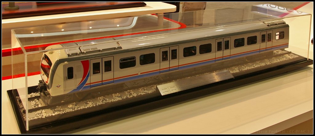 Model of Hyundai EMU for Turkey.

Im Jahr 2009 wurden die ersten 3-Wagen-Züge für die Turkische Staatsbahn (TCDD) geliefert. Das Modell war während der InnoTrans 2014 in Berlin am Messestand von Hyundai Rotem ausgestellt.

Daten: Module 3, Geschwindigkeit 140 km/h, Spurweite 1435 mm, Spannung 25 kV AC, Gewicht 121.3 t, Kapazität 747 Fahrgäste.

Webseite (english): https://www.hyundai-rotem.co.kr/Eng/Business/Rail/Business_Record_View.asp?brid=31
