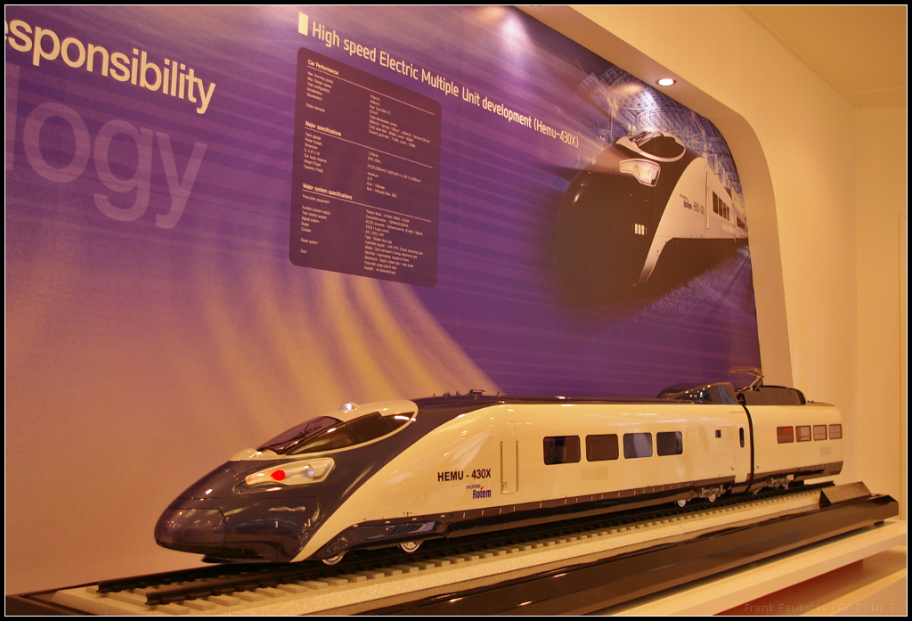 Model of Hyundai HEMU-430x for South Korea.

Auf der InnoTrans 2014 in Berlin war ein Modell eines neuen Hochgeschwindigkeitzugs von Hyundai Rotem zu sehen. Er stellt eine komplett neue Generation dar, sei es Antrieb, Drehgestelle und Technik.

Daten: Geschwindigkeit max 430 km/h, Normalbetrieb 370 km/h, Spurbreite 1435 mm, Spannung 25 kV AC/60 Hz, Gewicht 317 t.

Webseite Hersteller (english): https://www.hyundai-rotem.co.kr/Eng/Business/Rail/Business_Record_View.asp?brid=83
