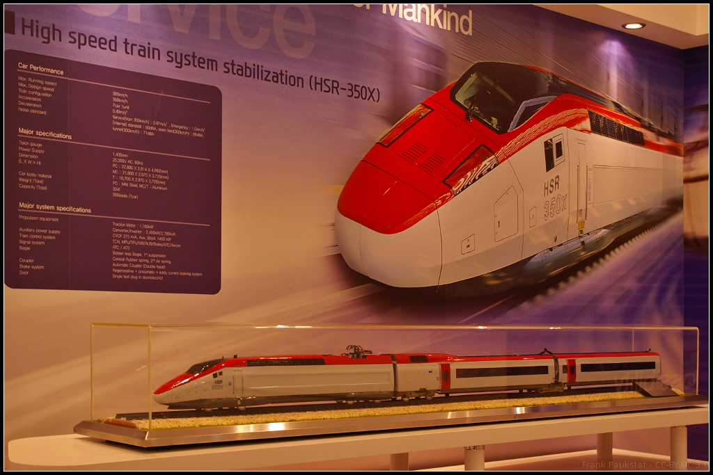 Model of Hyundai High speed train system stabilization (HSR-350x).

Am Messestand von Hyundai Rotem war auch das Modell des Hochgeschwindigkeitszug HSR-350x ausgestellt. Der Zug, bestehend aus 7 Wagen, erreicht Designbedingt bis zu 385 km/h Höchstgeschwindigkeit. Im Normalbetrieb wird mit 350 km/h gefahren. Gespeist wird mit 25 kV/60 Hz, die Spurbreite beträgt 1435 mm. Ausgestellt war das Modell während der InnoTrans 2014 in Berlin.
