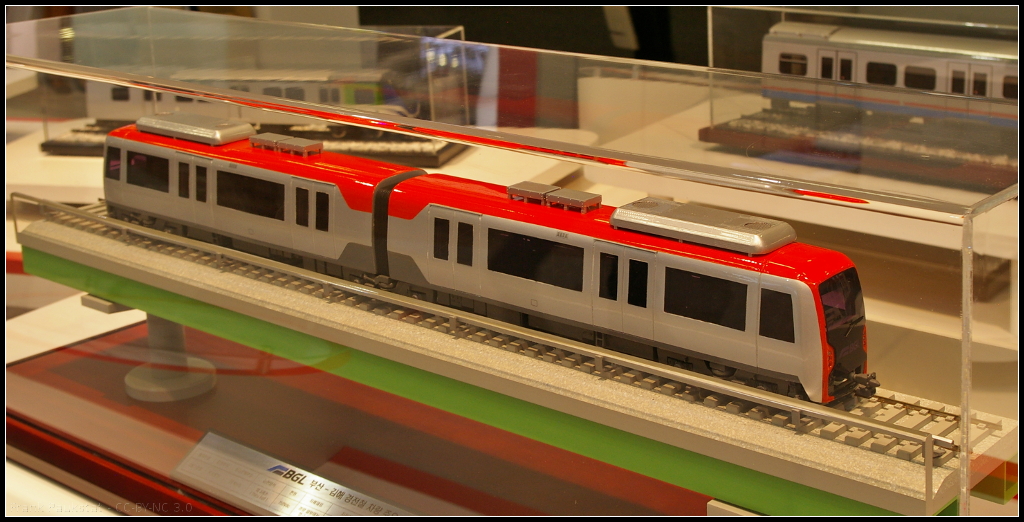 Model of Hyundai Rotem Driverless LRV for South Korea.

Am Messestand von Hyundai war das Modell des führerstandslosen 2-Wagen-Zugs für Busan auf der InnoTrans 2014 in Berlin ausgestellt. Besteller war die Busan Gimhae Light Rail Transit. Die ersten Züge wurden 2011 ausgeliefert.

Daten: Module 2 (25 Züge), Höchstgeschwindigkeit 80 km/h, Spurbreite 1435 mm, Spannung 750V DC (Stromschiene), Gewicht 45.5 t, Kapazität 184 Fahrgäste.

Webseite Hersteller (english): https://www.hyundai-rotem.co.kr/Eng/Business/Rail/Business_Record_View.asp?brid=61
