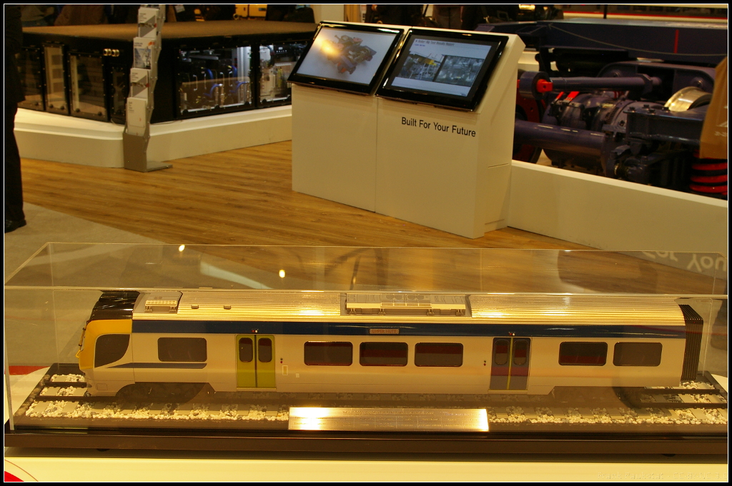 Model of Hyundai Rotem EMU for New Zealand Matangi.

Im Jahr 2007 wurde ein Vertrag über 96 Zwei-Wagen-Züge geschlossen, die Auslieferung begann dann 2011. Auftraggeber war die Greater Wellington Rail Limited (GWRL) aus Neuseeland. Das Modell war auf der InnoTrans 2014 in Berlin am Stand von Hyundai zu sehen.

Daten: 2 Module, Geschwindigkeit 110 km/h, Spurweite 1068 mm, Spannung 1500V DC, Länge 20.8 m, Breite 2.70 m, Höhe 3.64 m, Gewicht 77.8 t, Kapazität 378 Fahrgäste.

Webseite (english): https://www.hyundai-rotem.co.kr/Eng/Business/Rail/Business_Record_View.asp?brid=30
