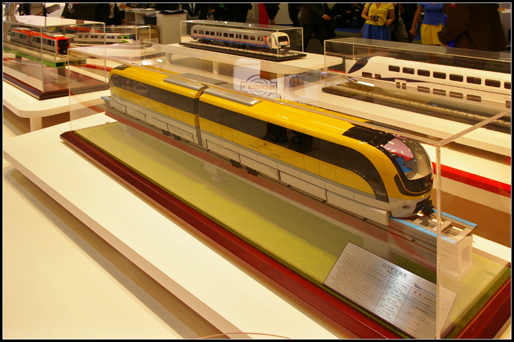 Model of Incheon International Airport MAGLEV.

Am Messestand von Hyundai Rotem war das Modell der Magnetbahn für die Incheon Int'l Airport Corporation in Korea auf der InnoTrans 2014 in Berlin ausgestellt.

Daten: Geschwindigkeit 110 km/h, Spurbreite 1850 mm, Power 1500 V DC, Gewicht 38.2 t, Kapazität 230 Fahrgäste.

Webseite Hersteller (english): https://www.hyundai-rotem.co.kr/Eng/Business/Rail/Business_Record_View.asp?brid=67
