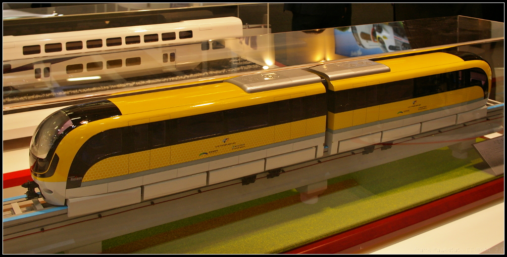 Model of Incheon International Airport MAGLEV.

Am Messestand von Hyundai Rotem war das Modell der Magnetbahn für die Incheon Int'l Airport Corporation in Korea auf der InnoTrans 2014 in Berlin ausgestellt.

Webseite Hersteller (english): https://www.hyundai-rotem.co.kr/Eng/Business/Rail/Business_Record_View.asp?brid=67
