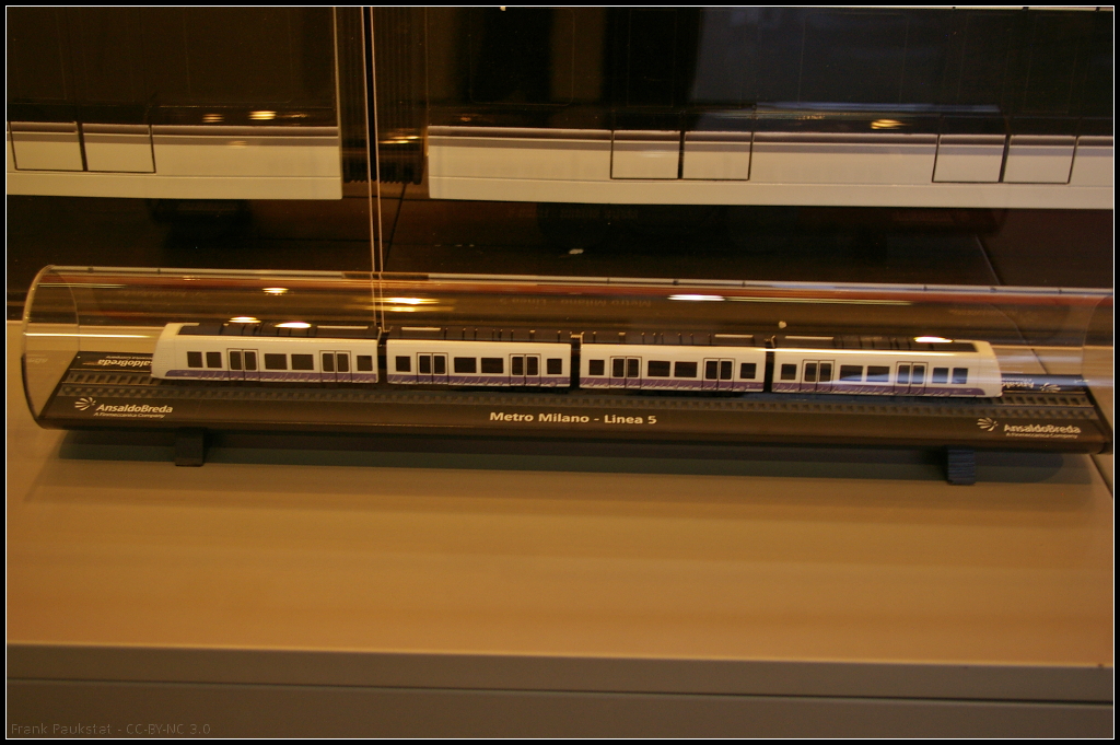 Model of Metro Milano Linea 5 Driverless.

Von AnsaldoBreda kommen die vierteiligen Züge für die automatische Linie M5 der Metropolitana di Milano von Bignami und Stadion San Siro. Fertigstellung soll 2015 erfolgen. Zu sehen war das Modell am Messestand von AnsaldoBreda auf der InnoTrans 2014 in Berlin.

Daten: Kapazität insgesamt 536 Fahrgäste, Türen pro Seite 8, Länge 50.50 m, Breite 2.65 m, Höhe 3.70 m, Höchstgeschwindigkeit 80 km/h, Spannung 750V DC, Spurbreite 1435 mm.
