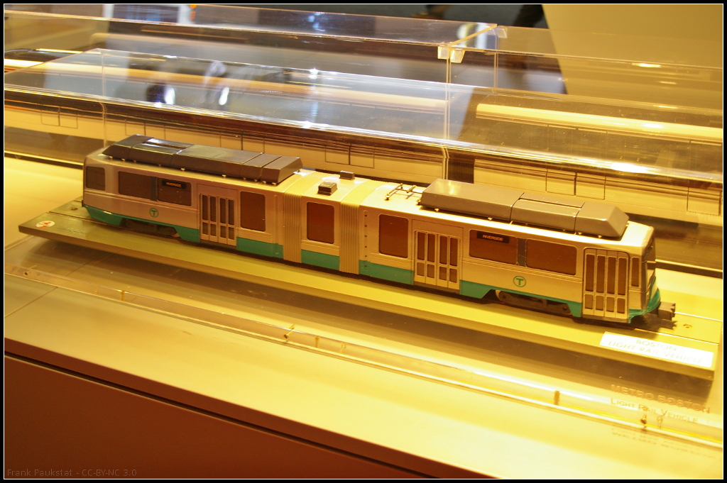 Model of MTBA Boston, USA.

Am Messestand von AnsaldoBreda war während der InnoTrans 2014 in Berlin das Modell der Tram für die Bostoner Green Line, Typ 8 LRV, ausgestellt.

Wikipedia Green Line (deutsch): http://de.wikipedia.org/wiki/Green_Line_%28MBTA%29
