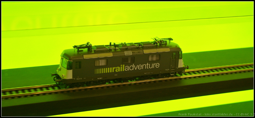 Model of RailAdventure Re 421 383 at InnoTrans 2014.

Am Messestand von RailAdventure konnte man auch das Modell der Re 421 383 bewundern, die in einem Tisch ihre Runden drehte. Es handelt sich hier um eine ehemalige Lok der SBB Cargo, die möglicherweise an das deutsche Unternehmen vermietet ist.
