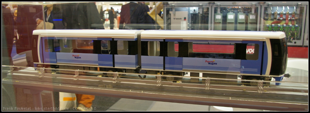 Model of Rubber Tired LRT for Busan, South Korea.

Im Jahr 2005 wurde der Vertrag zur Lieferung von Zügen für die Metro-Linie 4 von Busan unterschrieben. Im März 2011 wurde zwischen Minam und Anpyeong der Betrieb aufgenommen. Bei den Zügen handelt es sich um automatisch betriebene Züge ohne Zugführer. Auch fahren sie auf normalen Reifen mit seitlichen Führungsrollen. Ausgestellt war das Modell auf der InnoTrans 2014 in Berlin am Hallenstand von Woojin.

Daten: Module 3 oder 6, Gewicht gesamt 72 t, Stromversorgung 750 DC, Passagiere 316 (6 Module), Höchstgeschwindigkeit 70 km/h.
