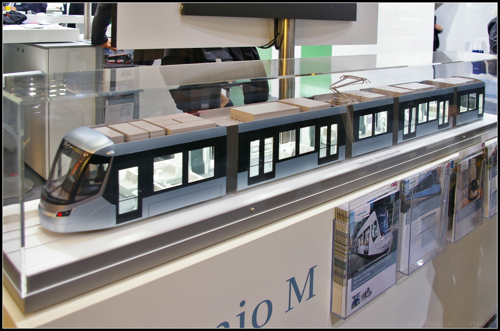 Model of Siemens Avenio M at InnoTrans 2014 in Berlin.

Mit der Niederflurstraßenbahn Avenio will Siemens wieder in den Markt zurückkehren und bietet ein modulares System mit niedrigen Achslasten an.

Daten: 18 bis 72 m Länge, bis zu 700 Fahrgäste, Höchstgeschwindigkeit 80 km/h.

Webseite Hersteller (deutsch): http://www.mobility.siemens.com/mobility/global/de/nahverkehr/schienenverkehr/strassenbahn/avenio/seiten/avenio.aspx

