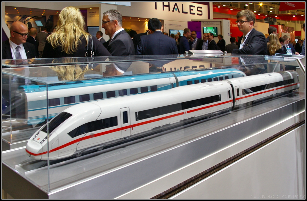 Model of Siemens ICx for DB Germany.

Die Deutsche Bahn will bis zu 300 Züge beschaffen um die IC- und EC-Züge bis 2020 zu ersetzen. Später sollen dann auch die ICE 1 und ICE 2, optional noch die ICE 3. Gebaut werden die Züge von Siemens Rail Systems, geliefert werden die Triebzüge als 7-teilige und 12-teilige Züge. Ausgestellt war das Modell am Messestand von Siemens während der InnoTrans 2014 in Berlin.

Wikipedia mit Daten (deutsch): http://de.wikipedia.org/wiki/DB_ICx
