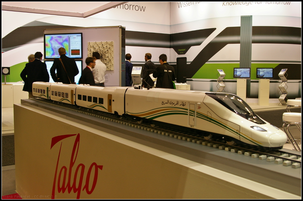 Model of Talgo 350 for Saudi Arabia.

Der Zug mit zwei Triebköpfen soll die Strecke zwischen Mekka und Medina mit einer Höchstgeschwindigkeit von 300 km/h bedienen. Das Modell des T 350 war während der InnoTrans 2014 in Berlin am Messestand von Talgo ausgestellt.

Daten: Höchstgeschwindigkeit 350 km/h, Triebköpfe 2, Wagen max 12 (Renfe-Version), Stromsystem 25kV/50Hz, Leistung 8000 kW, Angetriebene Achsen 8.

Weitere Daten Hersteller (deutsch): http://www.talgo.com/index.php/gr/t350.php
