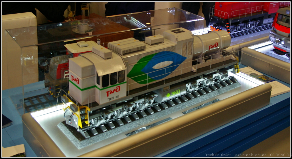 Model of TEM19 LNG Gas Shunting Locomotive for Russia.

Bei der Baureihe TEM19 handelt es sich um einen Prototypen der über einen Gasmotor verfügt. Dafür besitzt die Lok einen austauschbaren Gastank. Als Gas kommt flüssiges Erdgas (LNG) zum Einsatz. Um das Gas während des Betriebs auch weiterhin flüssig zu halten, wird Cryogenic-Technik eingesetzt. Zum ersten mal wurde die LOk auf der EXPO-1520 in Scherbinka vorgestellt. Das Modell der TEM19-001 war am Messestand während der InnoTrans 2014 in Berlin ausgestellt.

Daten: Turbinenleistung 880 kW, Gesamtgewicht 126 t, Achsformel Co-Co, Länge 20 m, Füllkapazität Gastank 3900 kg, Höchstgeschwindigkeit 100 km/h.

