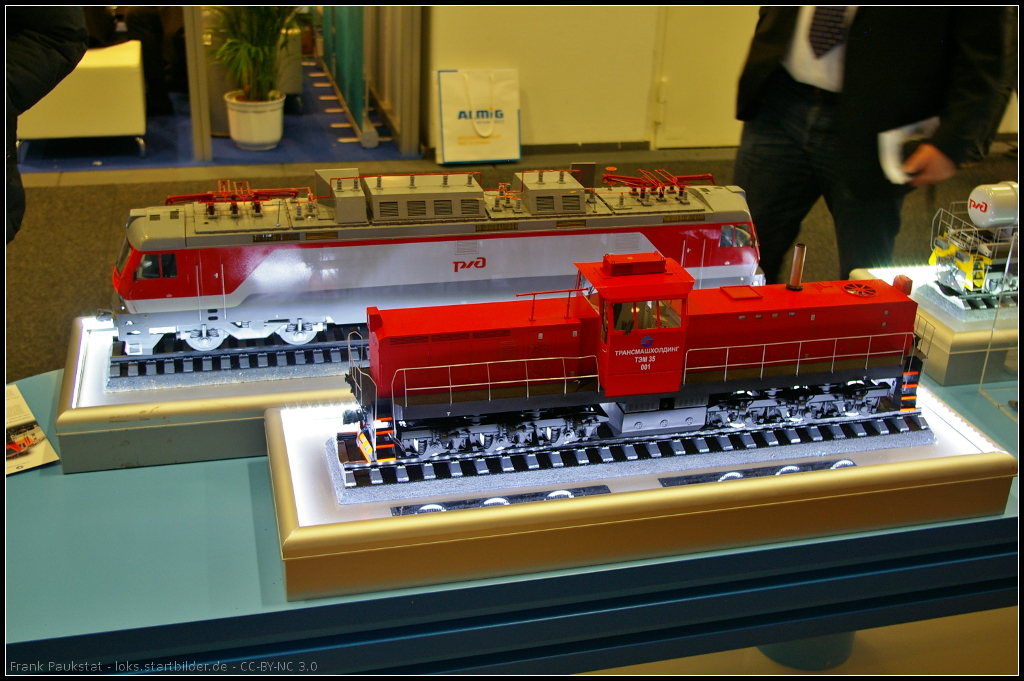 Model of TEM35 Hybrid Shunting locomotive for Russia.

Die sechsachsige Hybrid-Rangierlokomotive der Baureihe TEM35 wird bei VLRD Vilnius montiert und besitzt neben einem starken Dieselmotor noch ein Batteriespeichersystem. Das Modell der TEM35-001 war während der InnoTrans 2014 in Berlin am Stand der RZD ausgestellt.

Daten: Gewicht 126 t, Geschwindigkeit 100 km/h, Leistung 1100 kW, Motor CAT C18 und Batteriespeicher.
