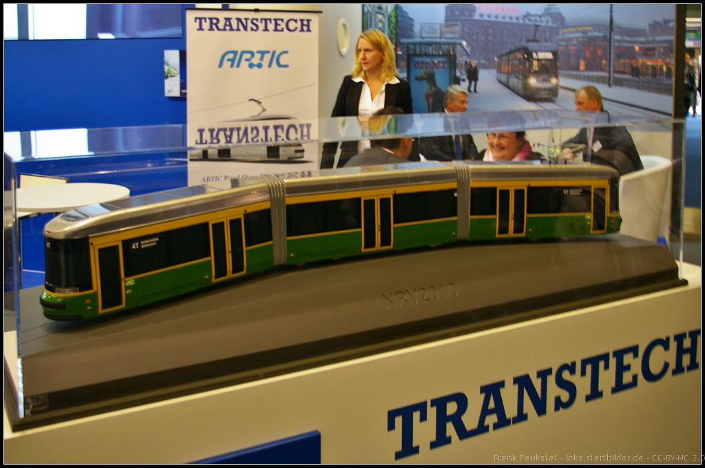 Model of Transtech Artic Low-floor Tram for Helsinki.

Insgesamt wurden 82 Gelenkstraßenbahnen an die Stadt Helsinki ausgeliefert. Konzipiert sind sie für anspruchsvolle Strecken und Wetterbedingungen. Ausgestellt war das Modell auf dem Stand von Transtech auf der InnoTrans 2014 in Berlin.

Daten: Länge 27.6 m, Breite 2.4 m, Höhe 3.83, Spurbreite 1000 mm, Sitzplätze 74, Stehplätze 125, Leergewicht 41.6 t, Höchstgeschwindigkeit 80 km/h, Motorleistung 8x 65 kW, 