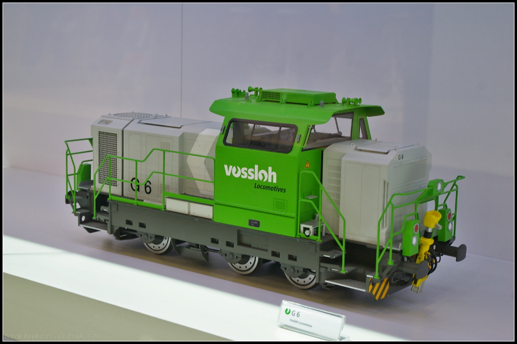 Model of Vossloh G6 diesel shunting locomotive.
<br /><br />
Die dreiachsige Rangierlokomotive vom Typ G6 wurde erstmals auf der InnoTrans 2008 vorgestellt. Inzwischen wird diese Lok in der Industrie und in Betriebswerken eingesetzt. Das Modell der G6 war w�hrend der InnoTrans 2014 am Messestand zu sehen und das Original auf dem Freigel�nde.
<br /><br />
Daten Produkt (deutsch): http://www.vossloh-locomotives.com/de/products_and_services/diesel-hydraulic_locomotives/g6/g6_1.html
