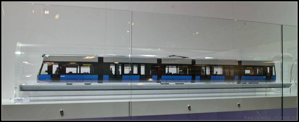 Model of Vossloh Tramlink for Rostock, Germany.
<br /><br />
Am Messestand von Vossloh war auch ein Modell der Tramlink 6N2 f�r Rostock ausgestellt. Es handelt sich dabei um 5-teilige Multigelenk-Triebfahrzeuge, die sich durch geringen Energieverbrauch auszeichen. So wird Bremsenergie in Kondensatoren gespeichert und kann beim Beschleunigen oder f�r die Klimatisierung verwendet werden.
<br /><br />
Daten: L�nge 32 m, Breite 2.65 m, H�he 3.51 m, Einstiegsh�he 290 mm, Gewicht 41.8 t, Spurweite 1435 mm, T�ren 6, Stehpl�tze 139, Sitzpl�tze 71, Fahrspannung 600V DC/750V DC, Antrieb 4x 100 kW, H�chstgeschwindigkeit 70 km/h.
<br /><br />
Webseite Produkt (deutsch): http://www.vossloh-kiepe.com/vkproduktordner.2008-05-14.1154367607/vkproduktordner.2008-06-30.8585393121/vkproduktordner.2008-05-15.5609169940/vkprodukt.2014-01-20.0358034430
