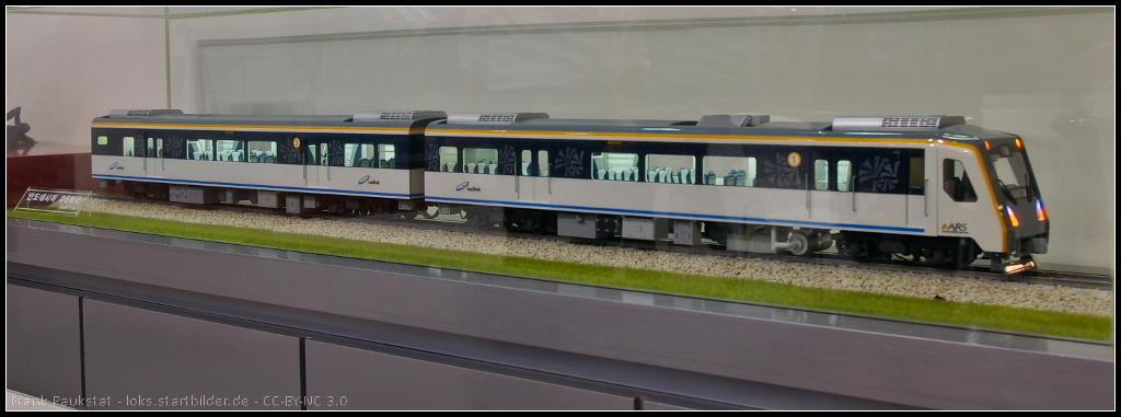 Model of Woojin DEMU for Railink, Indonesia.

Zwischen Medan und Kualanamu Airport wird der aus 4 Wagen bestehende Zug als Airportshuttle eingesetzt. Insgesamt wurden 4 Züge geordert. Betrriebsaufnahgme erfolgte 2013. Das Modell stand während der InnoTrans 2014 am Stand von Woojin.

Daten: Module 4, Gewicht max 208 t, Personen max 526, Länge 20 m, Breite 3.18 m, Höhe 4 m, Spurbreite 1067 mm, Antrieb Diesel und elektrischer Generator, Höchstgeschwindigkeit 80 km/h.
