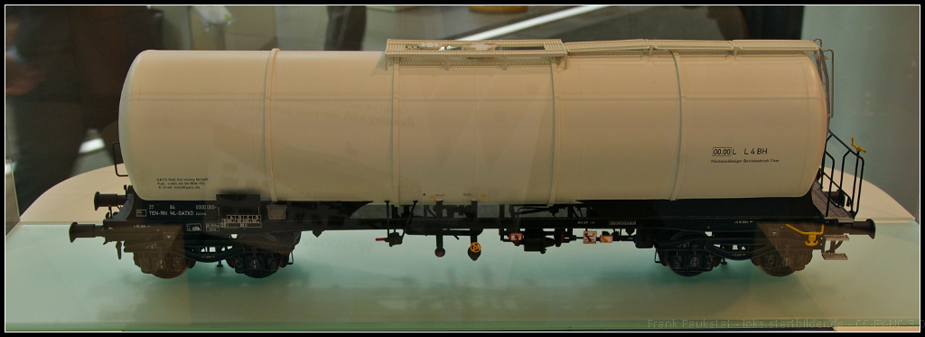 Model of Zans/Zancs 87 m3 tank car.

Während der InnoTrans 2014 war am Stand von Astra Rail auch das Modell eines 4-achsigen Kesselwagen der Gattung Za(c)ns ausgestellt.
