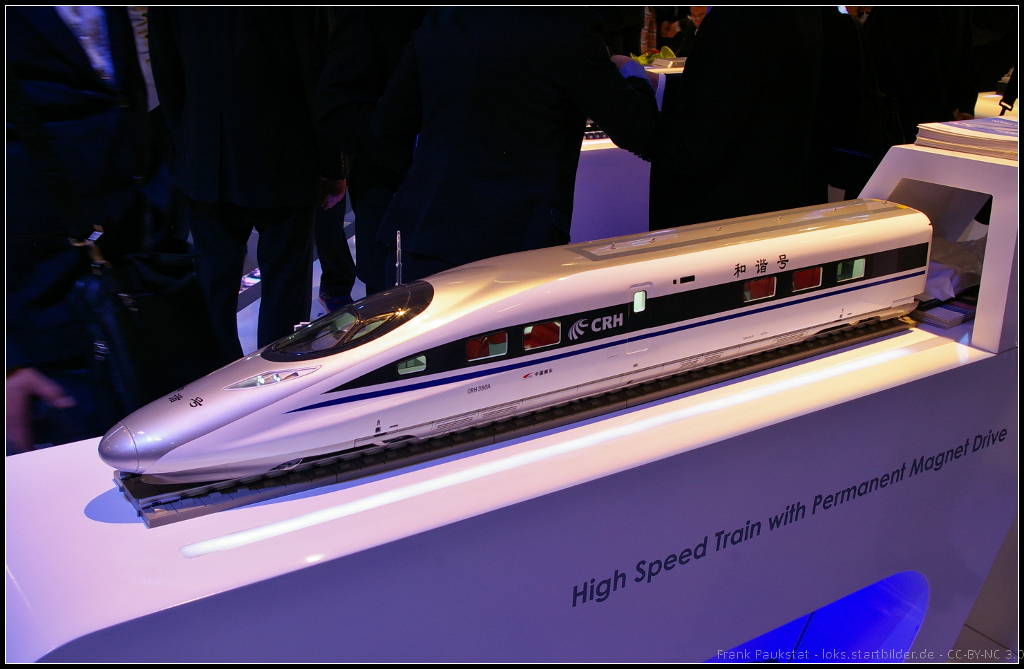 Modell des CRH380A, eines Hochgeschwindigkeitszugs mit permanenten magnetischen Antrieb. Das Model war auf dem Stand der CSR Corporation Limited auf der InnoTrans 2014 in Berlin zu sehen.
<p>
Daten: Geschwindigkeit 350 km/h, 8-Wagen-Zug (4M4T), Sitzpl�tze 554 (10 Business, 28 in der 1. Klasse, 518 in der 2. Klasse), L�nge 203 m, Leistung Magnetmotor 635 kW

