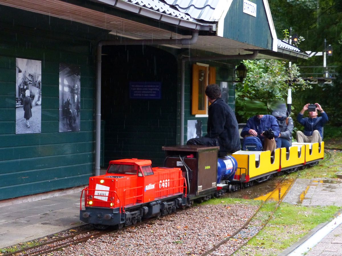 Modell Railion Diesellok 6491 Modelleisenbahn, Park Langoed Nienoord, Leek, Niederlande 23-09-2018.

Model van Railion dieselloc 6491 Modelspoorbaan, Park Langoed Nienoord, Leek 23-09-2018.