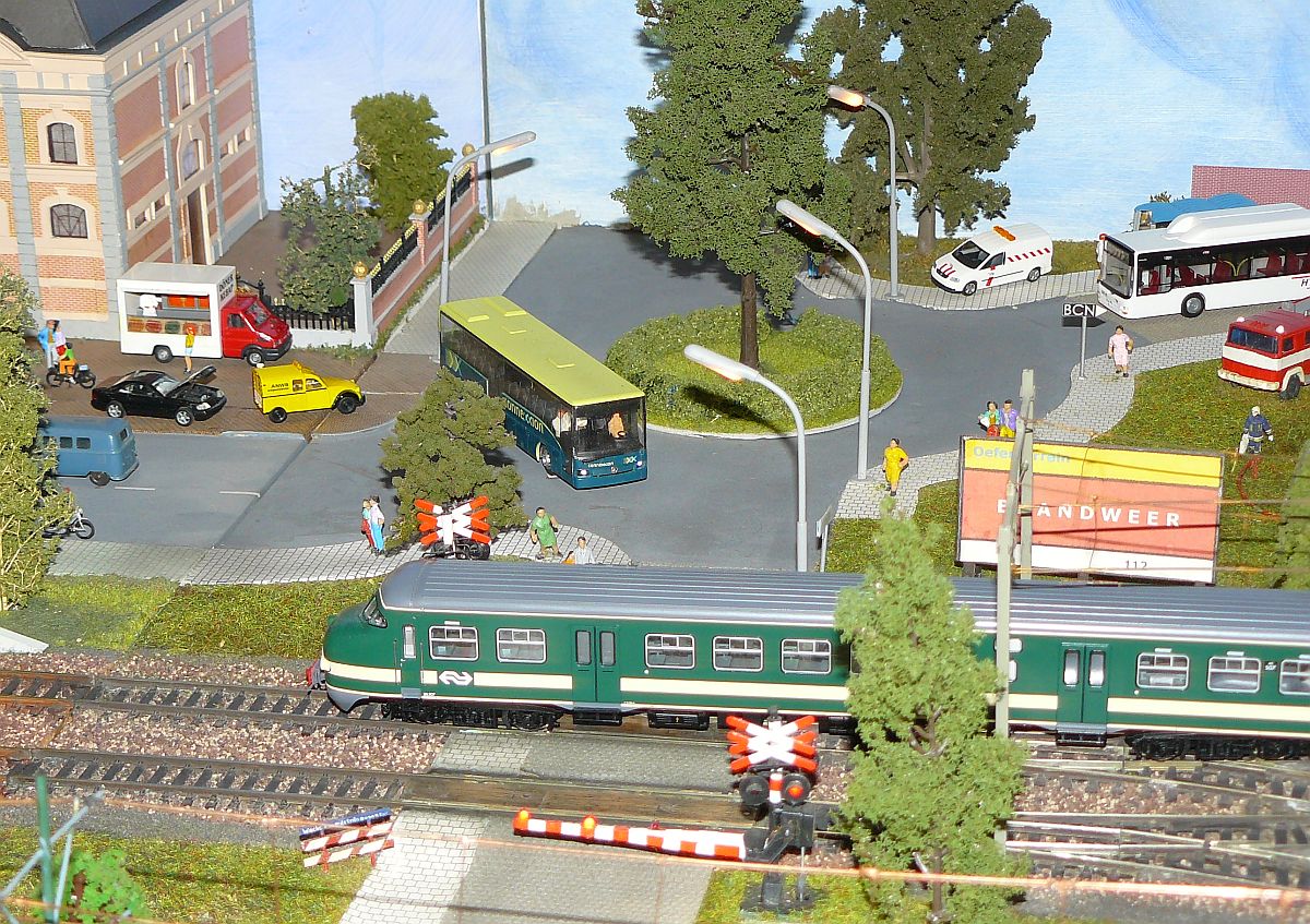 Modellbahn  BCN  (Bob’s Club Nederland) in Masstab H0. Nederlandse modelspoordagen Rijswijk, Niederlande 17-01-2015.

Modelbaan van Modulegroep BCN (Bob’s Club Nederland) met o.a. station Den Haag SS in schaal H0. Nederlandse modelspoordagen Rijswijk 17-01-2015.