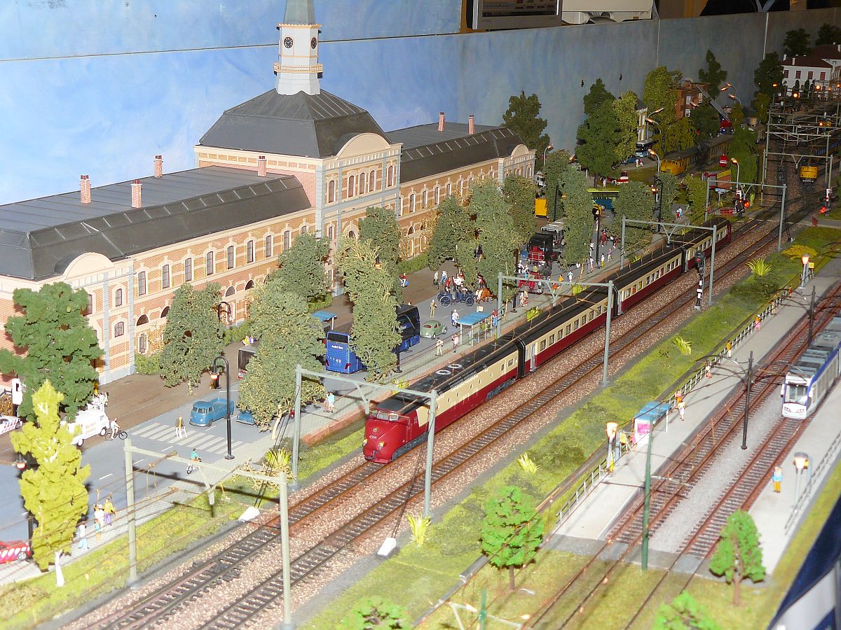 Modellbahn BCN (Bob’s Club Nederland) in Masstab H0. Nederlandse modelspoordagen Rijswijk, Niederlande 17-01-2015. 

Modelbaan van Modulegroep BCN (Bob’s Club Nederland) met o.a. station Den Haag SS in schaal H0. Nederlandse modelspoordagen Rijswijk 17-01-2015.
