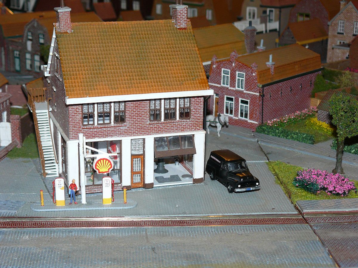 Modellbahn Epoche 2/3a  Zevenbergen  in H0 von MEC  Railkontakt . Nederlandse Modelspoordagen Rijswijk, Niederlande 11-01-2014.

Modelspoorbaan Zevenbergen en suikerfabriek tussen 1920 en 1950 in schaal H0 van Modelspoorgroep Railkontakt. Nederlandse Modelspoordagen Rijswijk 11-01-2014.