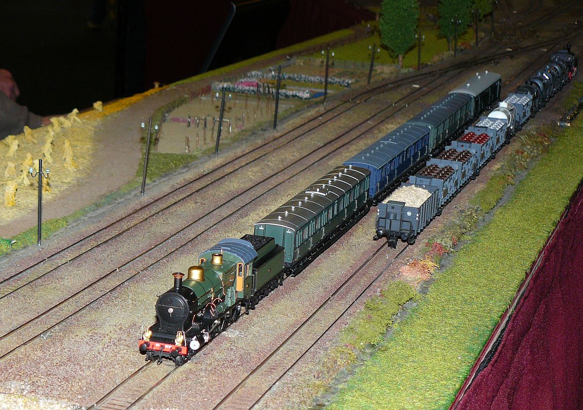 Modellbahn Epoche 2/3a  Zevenbergen  in H0 von MEC  Railkontakt . Nederlandse Modelspoordagen Rijswijk, Niederlande 11-01-2014.

Modelspoorbaan Zevenbergen en suikerfabriek tussen 1920 en 1950 in schaal H0 van Modelspoorgroep Railkontakt. Nederlandse Modelspoordagen Rijswijk 11-01-2014.