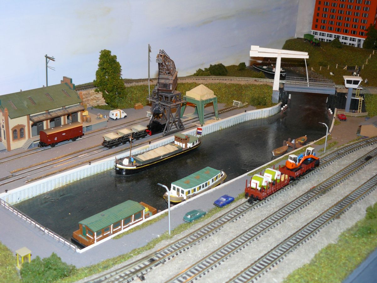 Modellbahn mit Hafen in Masstab N (1:160). Ausstellung  Nederlandse modelspoordagen  in Rijswijk, Niederlande 10-12-2011. 

Binnenhaven modelspoorbaan in schaal N (1:160) Nederlandse modelspoordagen Rijswijk 10-12-2011.