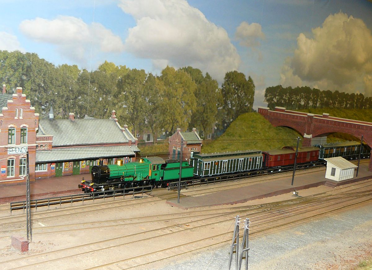 Modellbahn  Rhenen  in Masstab H0 Epoche 2 von Team Mitropa. Nederlandse modelspoordagen Rijswijk, Niederlande 17-01-2015.

Modelbaan  Rhenen  in schaal H0 tijdperk 2 van Team Mitropa. Nederlandse modelspoordagen Rijswijk 17-01-2015.