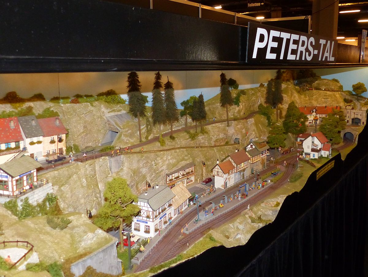 Modelleisenbahn  Peters-Tal  in Masstab H0. Ausstellung  Nederlandse modelspoordagen  in Rijswijk, Niederlande 09-01-2016.

Modelspoorbaan  Peters-Tal  in schaal H0. Nederlandse Modelspoordagen in Rijswijk 09-01-2016.