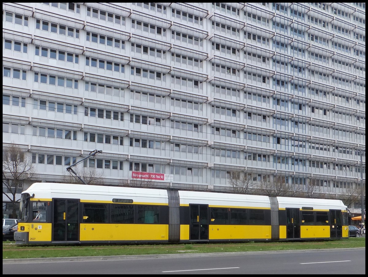 Moderne Straenbahn in Berlin am Alexanderplatz.