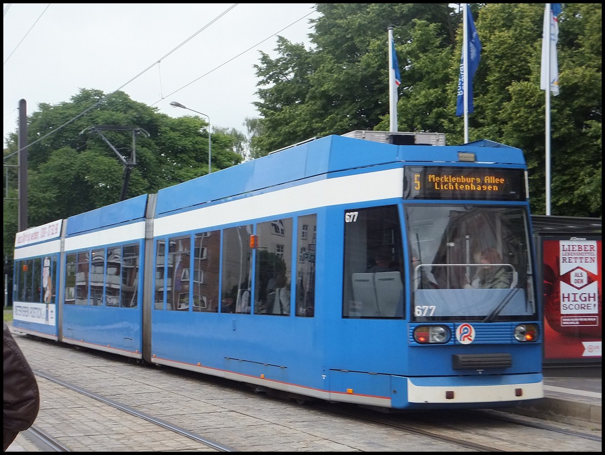 Moderne Straßenbahn in Rostock.