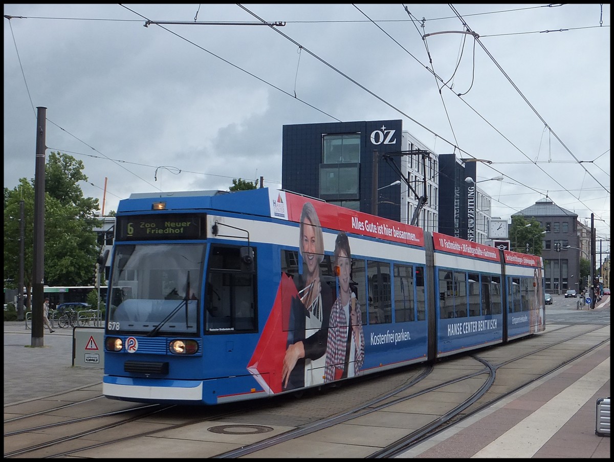 Moderne Straenbahn in Rostock.