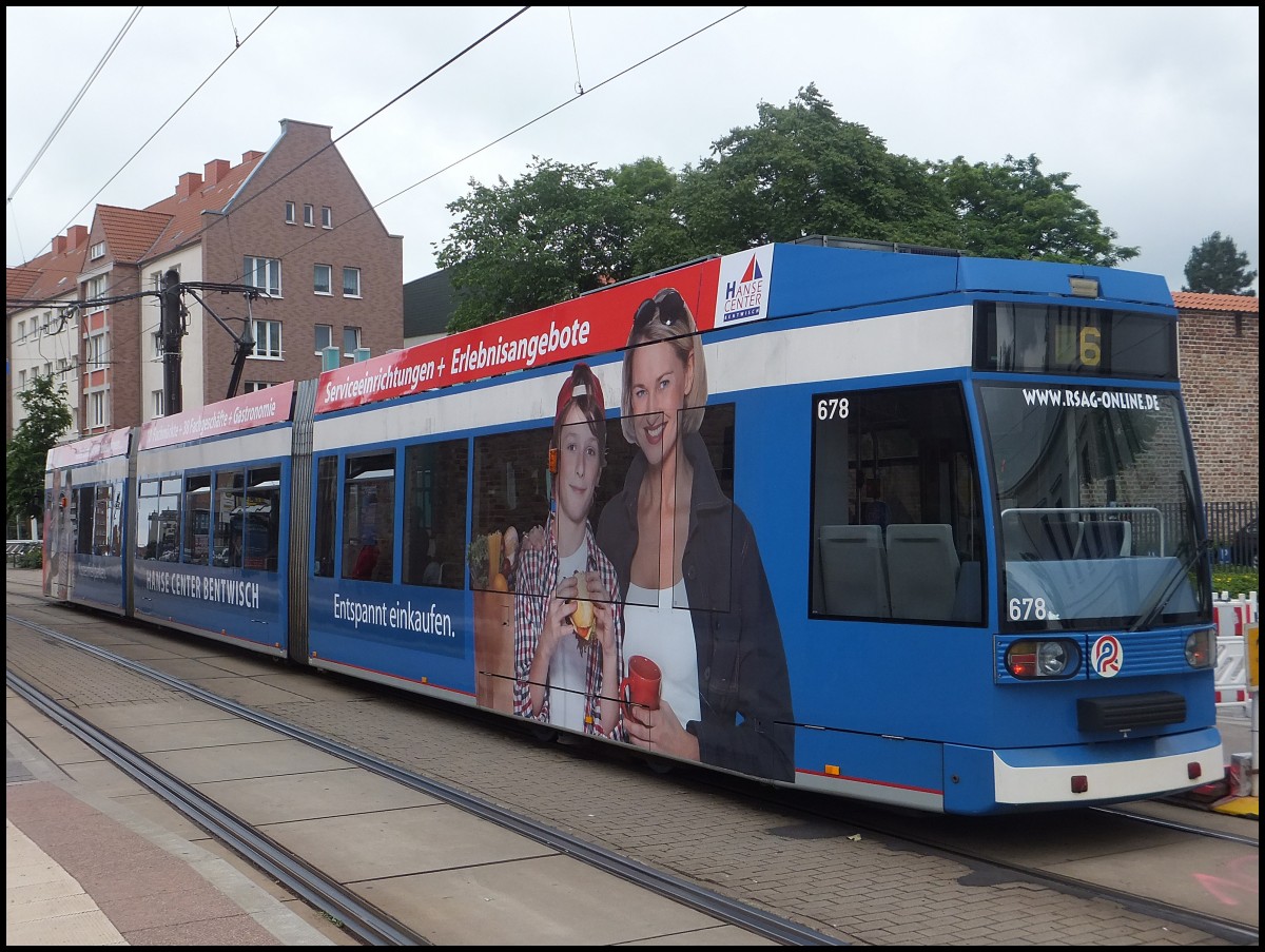 Moderne Straenbahn in Rostock.