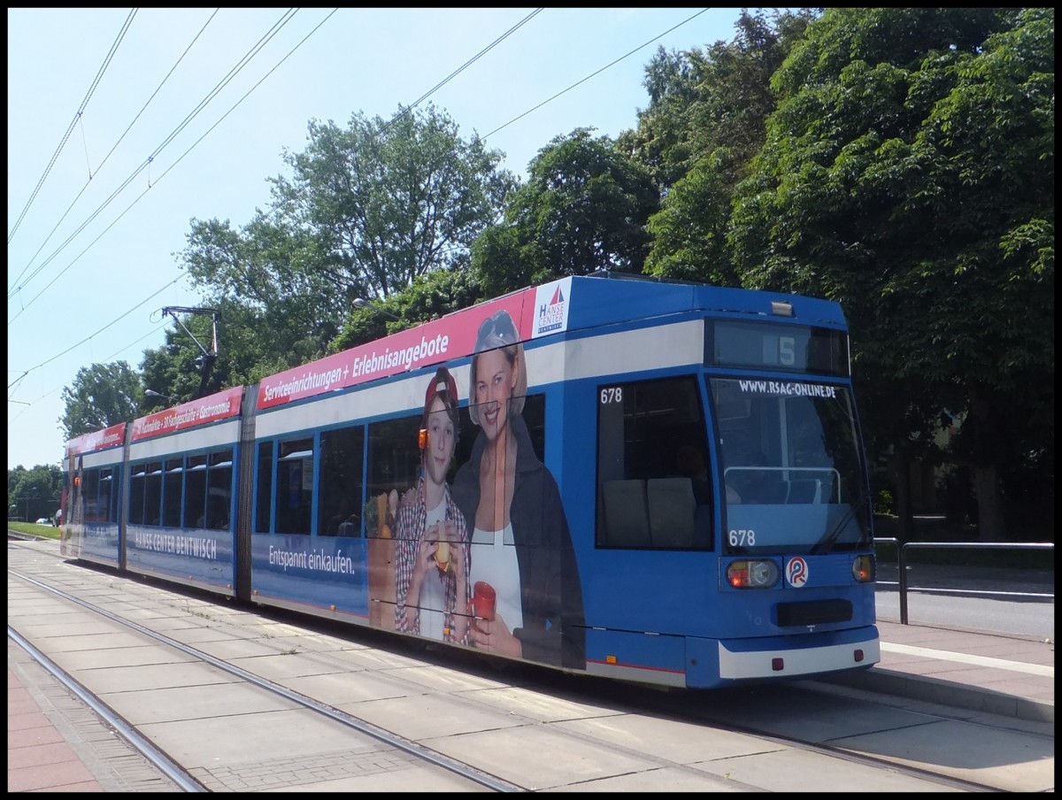 Moderne Straenbahn in Rostock.